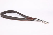 Lade das Bild in den Galerie-Viewer, HOGACA Echt-Leder-Kurz-Führ-Hundeleine 508 ø10 mm x 30 cm lang in braun und schwarz