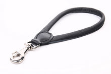Lade das Bild in den Galerie-Viewer, HOGACA Echt-Leder-Kurz-Führ-Hundeleine 508 ø10 mm x 30 cm lang in braun und schwarz