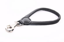 Lade das Bild in den Galerie-Viewer, HOGACA Echt-Leder-Kurz-Führ-Hundeleine 508 ø10 mm x 30 cm lang in braun und schwarz