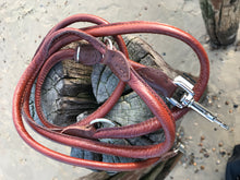 Lade das Bild in den Galerie-Viewer, HOGACA Echt-Leder-Hunde-Leine 962 ø 10 mm / 220 cm in dunkelbraun, hellbraun und schwarz.
